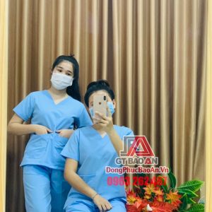 Quần áo bác sĩ phẫu thuật, Bộ Scrubs cổ tim cho y tá, nhân viên phòng mỗ màu Xanh Biển – Hàng phổ thông Cotton Việt Nam